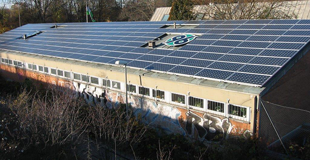 Ein Solardach mit einem großen Hannover 96 Logo