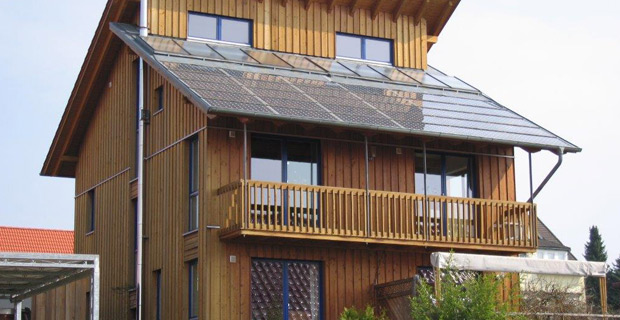 Ein Solarvordach für ein hölzernes Haus